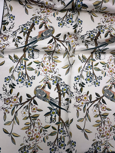 Naturaalsest siidist satiinist sall 110x110 cm "Cranes"