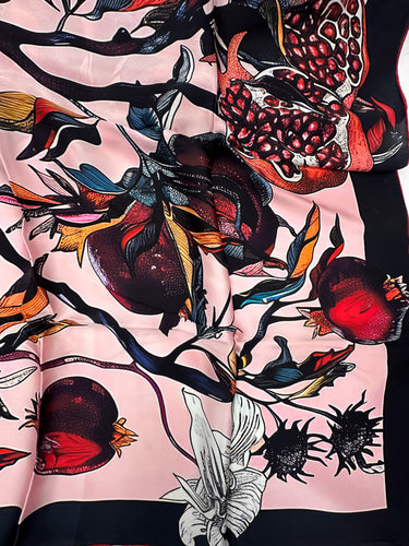 Naturaalsest siidist satiinist sall 110x110 cm "Cranes"